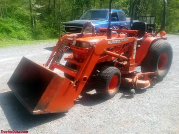 Kubota B2150 com carregadeira frontal LA350A.