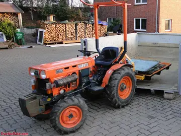 Traktor Modell 1982 Kubota B7100D.