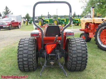Kubota L4200 mit Rasenreifen und LA680 Frontlader.