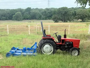 Belarus 3011 con cortadora rotativa, lado derecho.
