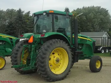 John Deere 7820 com tração nas quatro rodas.