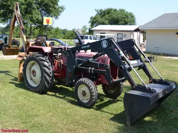 Mahindra 450 com carregadeira frontal e retroescavadeira.