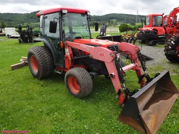 Kubota L4330 mit Kabine und Frontlader.