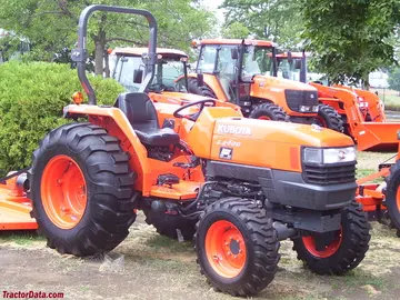 Ansicht von der rechten Seite des Kubota L4400 Traktors.