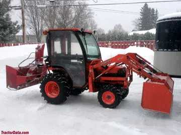 2005 Kubota B7610 con cargador frontal LA302, cabina Curtis y quitanievi trasero.