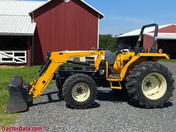 Cub Cadet 8454 型号为642的前端装载机紧凑型多功能拖拉机。