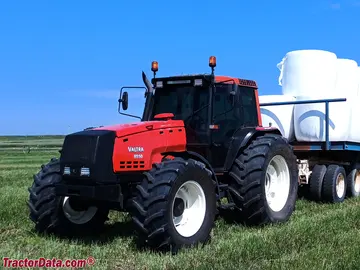 Valtra 8550 zieht Ballen.