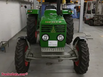 道伊茨 D 5506 拖拉机。