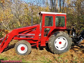 International Harvester 633 con cargador y retroexcavadora.