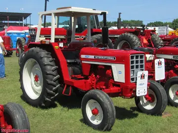 International 475 Traktor.
