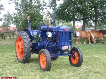 Fordson E27N Major em pneus de borracha