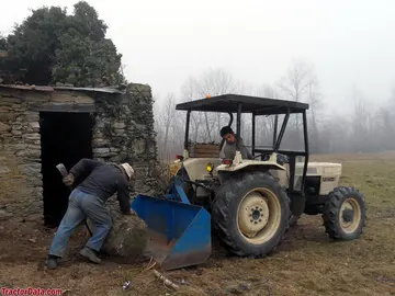 Mover piedras con un Lamborghini R503.