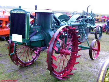 Allis-Chalmers 6-12, vista frontal esquerda.