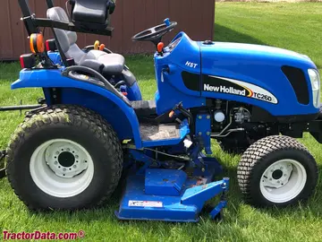 2005 New Holland TC26DA 配备 914A 60 英寸中置割草机。