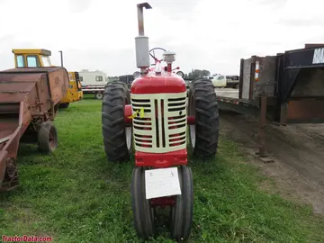 Farmall 450 mit Dreirad-Vorderachse