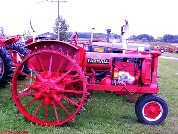 Farmall F-14 mit Stahlrädern hinten, rechte Seite.