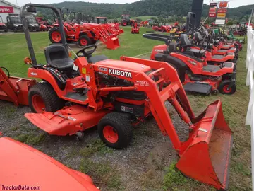 Kubota BX2200 mit LA211 Frontlader und Mähdeck mit Mittelmontage.