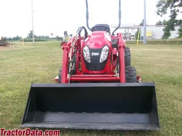TYM T233 con cortadora de montaje central y cargador frontal