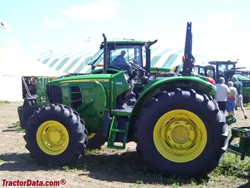 Tractor utilitario John Deere 6330 de estación abierta.