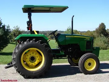 John Deere 5403 mit Zwei-Rad-Antrieb.