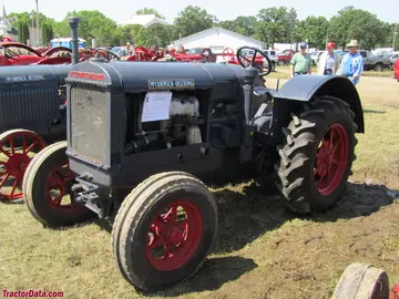McCormick Deering 15-30 con neumáticos de goma, lado izquierdo.