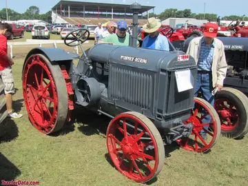McCormick-Deering 10-20 sobre ruedas de acero, delantero derecho.