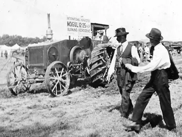 Mogul 12-25 en una demostración de 1916 en Madison, Wisconsin.