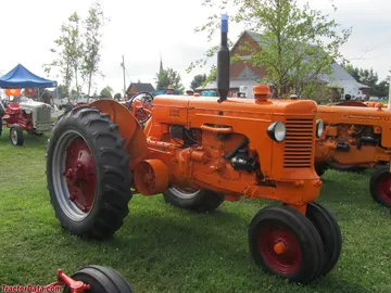 Minneapolis-Moline UTU, extremo delantero triciclo.