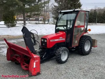 Massey Ferguson 1428V con quitanieves delantero y cabina.