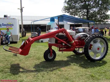 Ford 940 com roda dianteira única e carregadeira frontal de um braço.