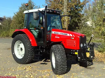 Massey Ferguson 5445, lado direito.