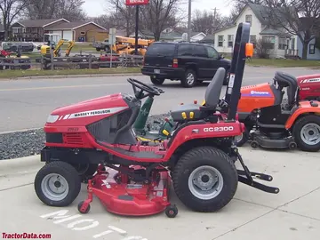 Massey Ferguson GC2300, lado esquerdo.
