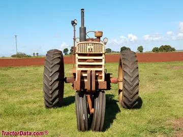 带有三轮前端的Farmall A-514。