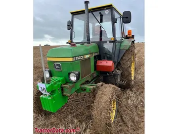 配备驾驶室的约翰迪尔1140型两轮驱动多功能拖拉机。