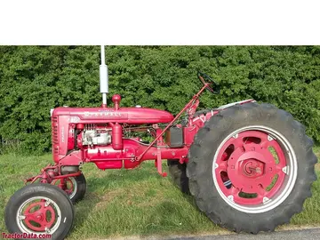 Farmall F235D。