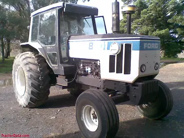 Tractor Ford modelo 8401.