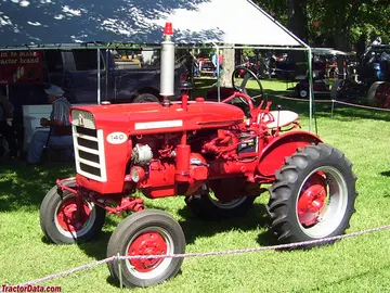 Early (pré-1963) Farmall 140 com grade horizontal branca.
