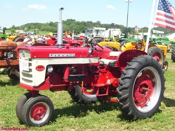 Farmall 240，前左视图