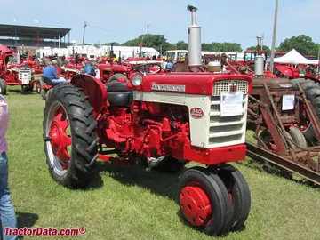 International Farmall 340 Benzin mit Dreirad-Vorderachse.