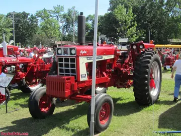 Farmall 666 Breitfront. Linke Seite.