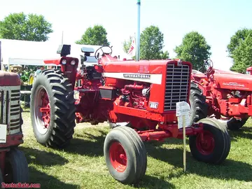 Farmall 856, vista frontal derecha.