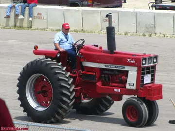 Farmall 1066, linke Ansicht