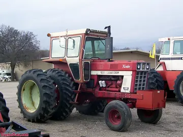 Farmall 1466 配备售后市场驾驶室和双轮。