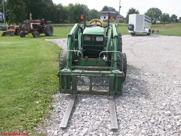 John Deere 4600 mit Modell 460 Front-End-Lader.