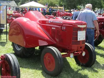 McCormick-Deering O-4 Obstgarten-Schlepper, Ansicht von vorne rechts.