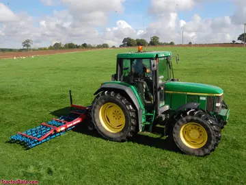 John Deere 6910, rechte Seite.
