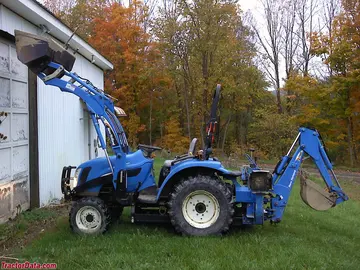New Holland TC29DA con cargadora frontal 14LA y retroexcavadora 756C.