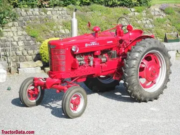 Farmall B-450 mit breiter Vorderachse.