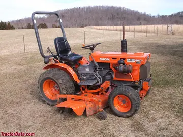 Kubota B7100HST, lado derecho.