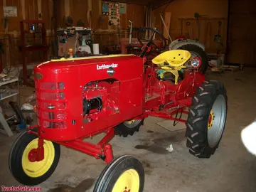 Tractor Earthmaster C, lado izquierdo.